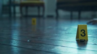 Bir Ölenler Evi 'nde Bir Olay Yeri İnceleme. Ölü adam, Polis Hattı, İpuçları ve Kanıtlar. Seri Katil ve Dedektif Soruşturma Konsepti.