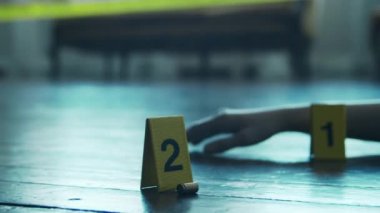 Bir Ölenler Evi 'nde Bir Olay Yeri İnceleme. Ölü adam, Polis Hattı, İpuçları ve Kanıtlar. Seri Katil ve Dedektif Soruşturma Konsepti.