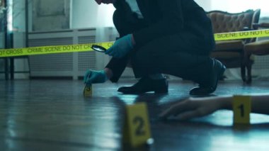 Dedektif Suç Mahalli 'nde Kanıt Topluyor. Adli Tıp Uzmanları Ölü Bir Kişinin Evinde Uzman Yapıyor. Polis memurunun cinayet soruşturması..