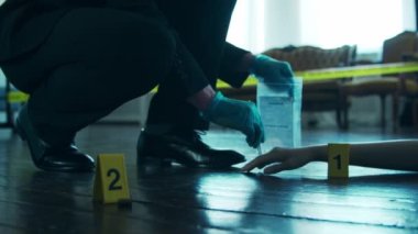 Dedektif Suç Mahalli 'nde Kanıt Topluyor. Adli Tıp Uzmanları Ölü Bir Kişinin Evinde Uzman Yapıyor. Polis memurunun cinayet soruşturması..