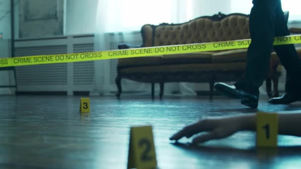 Bizonyítékot gyűjt egy bűnügyi helyszínen. Törvényszéki szakértők, akik szakértelmet szereznek egy halott ember otthonában. Gyilkossági nyomozás rendőrtiszt által. — Stock videók