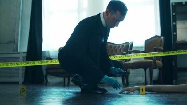 Detective Collecting Evidence in a Crime Scene. Forensic Specialists Making Expertise at Home of a Dead Person. Homicide Investigation by Police Officer. — Stock Video