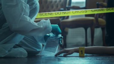 Dedektif Suç Mahalli 'nde Kanıt Topluyor. Adli Tıp Uzmanları Ölü Bir Kişinin Evinde Uzman Yapıyor. Polis memurunun cinayet soruşturması..