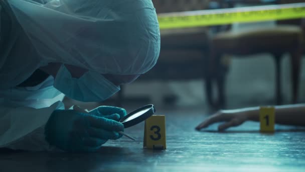 Detective Collecting Evidence in a Crime Scene. Forensic Specialists Making Expertise at Home of a Dead Person. Homicide Investigation by Police Officer. — Wideo stockowe