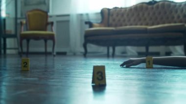 Bir Ölenler Evi 'nde Bir Olay Yeri İnceleme. Ölü adam, Polis Hattı, İpuçları ve Kanıtlar. Seri Katil ve Dedektif Soruşturma Konsepti.