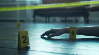 Bir Ölenler Evi 'nde Bir Olay Yeri İnceleme. Ölü adam, Polis Hattı, İpuçları ve Kanıtlar. Seri Katil ve Dedektif Soruşturma Konsepti.