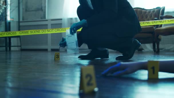 Detective recogiendo pruebas en una escena del crimen. Especialistas forenses haciendo experiencia en el hogar de una persona muerta. Investigación de Homicidios por Oficial de Policía. — Vídeos de Stock