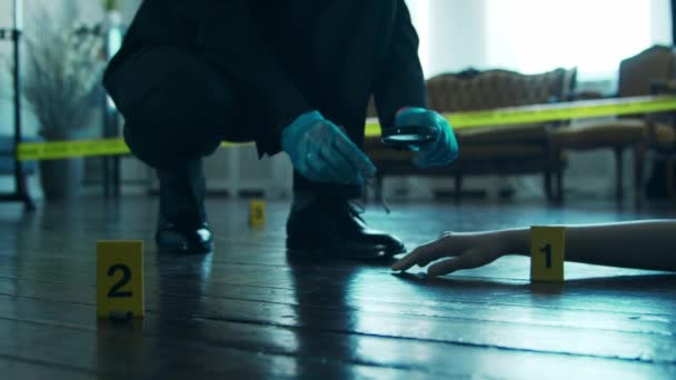 Rechercheur verzamelt bewijsmateriaal op een plaats delict. Forensische specialisten die expertise maken in het huis van een dode. Moordzaken - Onderzoek door politieagent. — Stockvideo