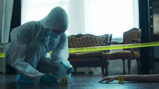 Detective Collecting Evidence in a Crime Scene. Forensic Specialists Making Expertise at Home of a Dead Person. Homicide Investigation by Police Officer. — Stockvideo