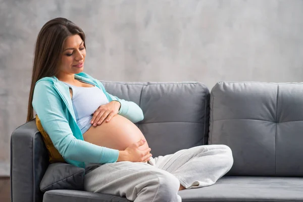 Jonge zwangere vrouw rust thuis en verwacht een baby. Zwangerschap, moederschap, gezondheidszorg en levensstijl. — Stockfoto