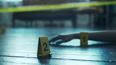 Bir Ölenler Evi 'nde Bir Olay Yeri İnceleme. Ölü adam, Polis Hattı, İpuçları ve Kanıtlar. Seri Katil ve Dedektif Soruşturma Konsepti.