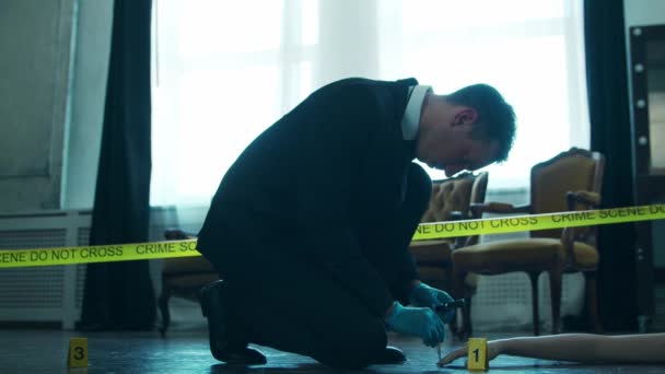 Detective Collecting Evidence in a Crime Scene. Forensic Specialists Making Expertise at Home of a Dead Person. Homicide Investigation by Police Officer. — Stock Video