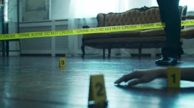 Dedektif Suç Mahalli 'nde Kanıt Topluyor. Adli Tıp Uzmanları Ölü Bir Kişinin Evinde Uzman Yapıyor. Polis memurunun cinayet soruşturması..