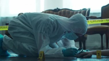 Dedektif Suç Mahalli 'nde Kanıt Topluyor. Adli Tıp Uzmanları Ölü Bir Kişinin Evinde Uzman Yapıyor. Polis memurunun cinayet soruşturması..
