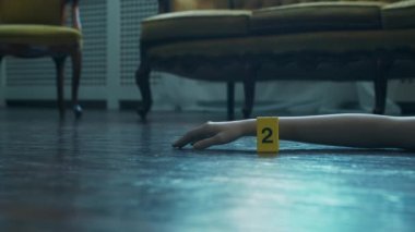 Bir Ölenler Evi 'nde Bir Olay Yeri İnceleme. Ölü adam, Polis Hattı, İpuçları ve Kanıtlar. Seri Katil ve Dedektif Soruşturma Konsepti.