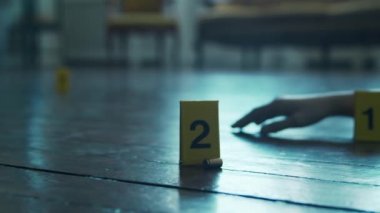 Bir Ölenler Evi 'nde Bir Olay Yeri İnceleme. Ölü adam, Polis Hattı, İpuçları ve Kanıtlar. Seri Katil ve Dedektif Soruşturma Konsepti.