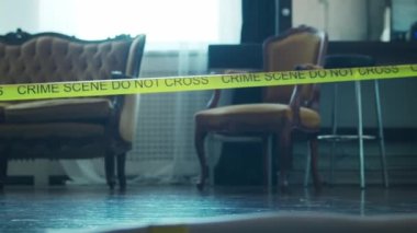 Bir Ölenler Evi 'nde Bir Olay Yeri İnceleme. Ölü adam, Polis Hattı, İpuçları ve Kanıtlar. Seri Katil ve Dedektif Soruşturma Konsepti.