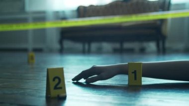 Bir Ölenler Evi 'nde Bir Olay Yeri İnceleme. Ölü adam, Polis Hattı, İpuçları ve Kanıtlar. Seri Katil ve Dedektif Soruşturma Konsepti.