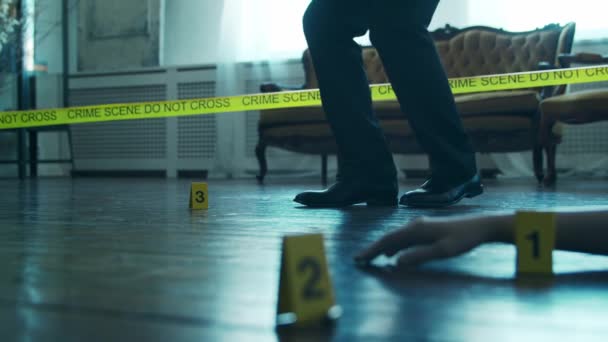 Detektiv sbírající důkazy na místě činu. Forenzní specialisté dělají expertízu v domě mrtvé osoby. Vyšetřování vraždy policejním důstojníkem. — Stock video
