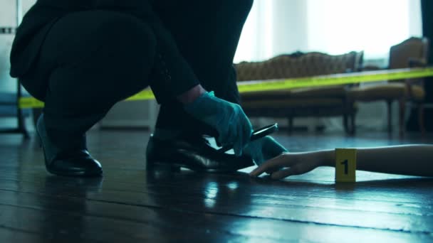 Detective Collecting Evidence in a Crime Scene. Forensic Specialists Making Expertise at Home of a Dead Person. Homicide Investigation by Police Officer. — Stock Video