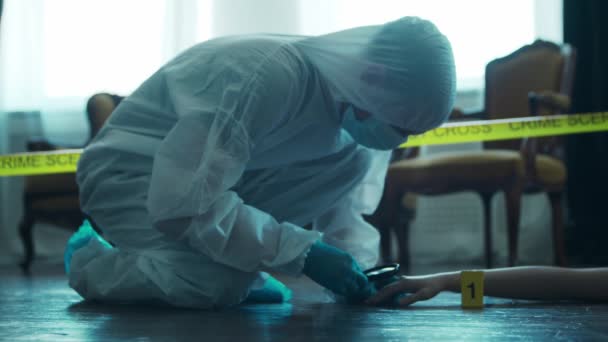 Detective Collecting Evidence in a Crime Scene. Forensic Specialists Making Expertise at Home of a Dead Person. Homicide Investigation by Police Officer. — Vídeos de Stock