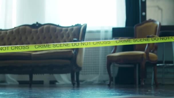 Närbild av en brottsplats på en avliden persons hem. Död man, polislinje, ledtrådar och bevis. Seriemördare och detektiv utredning koncept. — Stockvideo