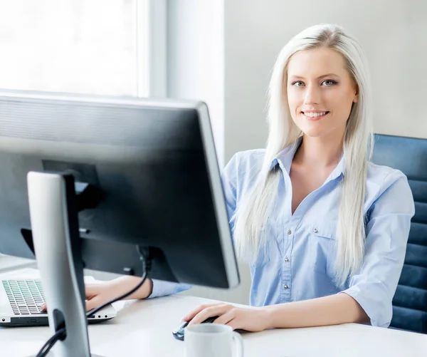 Giovane donna lavora al Home Office utilizzando il computer. Luogo di lavoro di imprenditrice, freelance o studentessa. Concetto di lavoro a distanza e istruzione. — Foto Stock