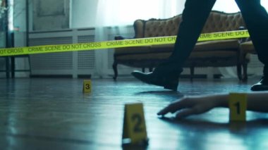 Dedektif Suç Mahalli 'nde Kanıt Topluyor. Adli Tıp Uzmanları Ölü Bir Kişinin Evinde Uzman Yapıyor. Polis memurunun cinayet soruşturması..