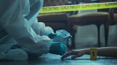 Dedektif Suç Mahalli 'nde Kanıt Topluyor. Adli Tıp Uzmanları Ölü Bir Kişinin Evinde Uzman Yapıyor. Polis memurunun cinayet soruşturması..