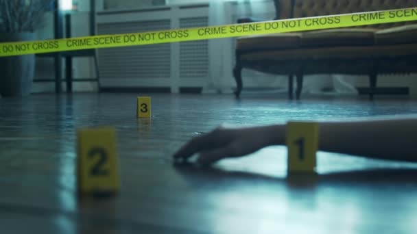 Closeup of a Crime Scene in a Deceased Persons Home. Homem morto, Linha da Polícia, pistas e provas. Assassino em série e conceito de investigação de detetive. — Vídeo de Stock