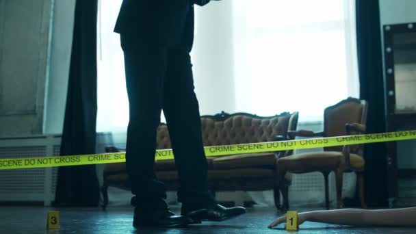 Detective Collecting Evidence in a Crime Scene. Forensic Specialists Making Expertise at Home of a Dead Person. Homicide Investigation by Police Officer. — Stock videók