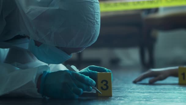 Detective Collecting Evidence in a Crime Scene. Forensic Specialists Making Expertise at Home of a Dead Person. Homicide Investigation by Police Officer. — Vídeo de stock