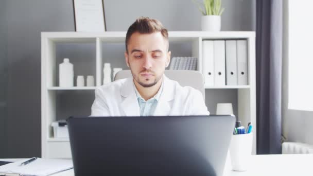 Doctor Works in the Medical Office. Workplace of a Professional Therapist in a Hospital or Clinic. Healthcare and Medicine Concept. — Vídeo de Stock