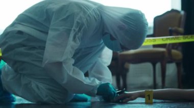 Dedektif Suç Mahalli 'nde Kanıt Topluyor. Adli Tıp Uzmanları Ölü Bir Kişinin Evinde Uzman Yapıyor. Polis memurunun cinayet soruşturması..