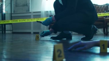 Dedektif Suç Mahalli 'nde Kanıt Topluyor. Adli Tıp Uzmanları Ölü Bir Kişinin Evinde Uzman Yapıyor. Polis memurunun cinayet soruşturması..