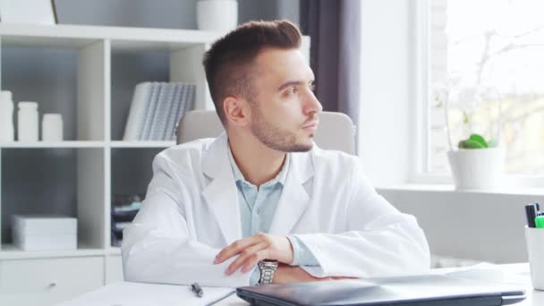 Docteur travaille au bureau médical. Lieu de travail d'un thérapeute professionnel dans un hôpital ou une clinique. Concept Santé et Médecine. — Video