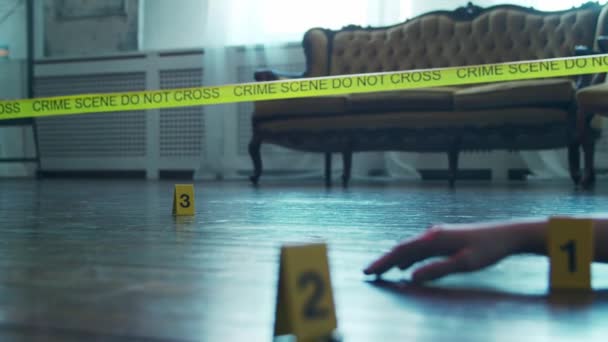 Gros plan d'une scène de crime dans un foyer de personnes décédées. Homme mort, ligne de police, indices et preuves. Tueur en série et détective concept d'enquête. — Video