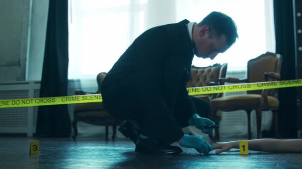 Rechercheur verzamelt bewijsmateriaal op een plaats delict. Forensische specialisten die expertise maken in het huis van een dode. Moordzaken - Onderzoek door politieagent. — Stockvideo