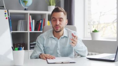 Genç Öğretmen evde bilgisayarın önünde otururken çevrimiçi ders veriyor. Okul Dersleri Öğretmeni 'nin İş Yeri. Uzaktan Eğitim ve Öğrenim Konsepti.