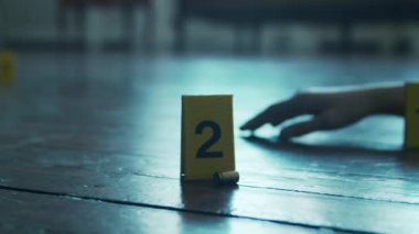 Bir Ölenler Evi 'nde Bir Olay Yeri İnceleme. Ölü adam, Polis Hattı, İpuçları ve Kanıtlar. Seri Katil ve Dedektif Soruşturma Konsepti.