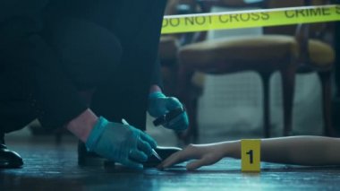 Dedektif Suç Mahalli 'nde Kanıt Topluyor. Adli Tıp Uzmanları Ölü Bir Kişinin Evinde Uzman Yapıyor. Polis memurunun cinayet soruşturması..