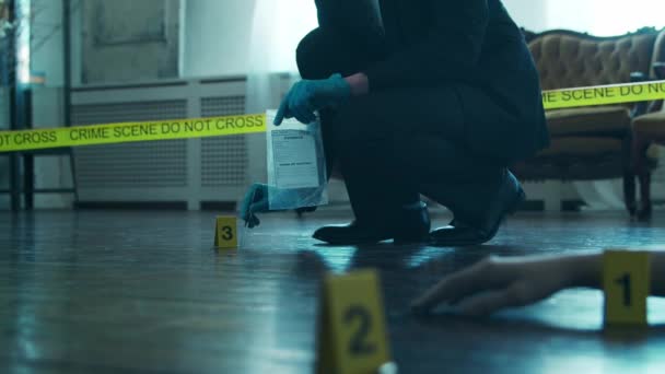 侦探在犯罪现场搜集证据。法医专家在死者家中提供专门知识。警务人员进行的凶杀调查. — 图库视频影像