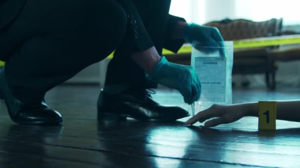 Detective Collecting Evidence in a Crime Scene. Forensic Specialists Making Expertise at Home of a Dead Person. Homicide Investigation by Police Officer. — Stockvideo