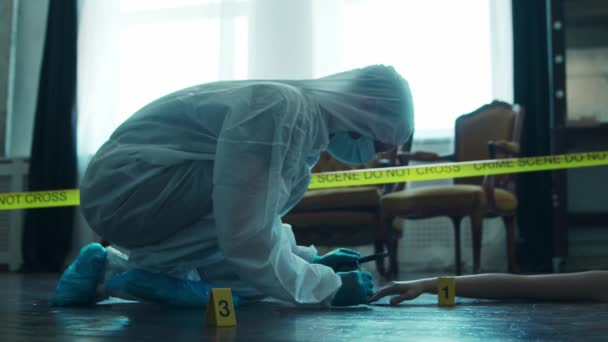 Detective Collecting Evidence in a Crime Scene. Forensic Specialists Making Expertise at Home of a Dead Person. Homicide Investigation by Police Officer. — Stock videók