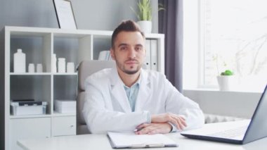 Doktor muayenehanede çalışıyor. Bir hastanede ya da klinikte profesyonel bir terapistin işyeri. Sağlık ve Tıp Konsepti.