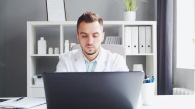 Doktor muayenehanede çalışıyor. Bir hastanede ya da klinikte profesyonel bir terapistin işyeri. Sağlık ve Tıp Konsepti.