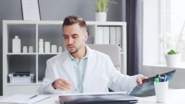 Doktor muayenehanede çalışıyor. Bir hastanede ya da klinikte profesyonel bir terapistin işyeri. Sağlık ve Tıp Konsepti.