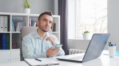 Genç adam evde bir bilgisayarın önünde otururken çalışıyor. Profesyonel bir işçinin, serbest çalışanın ya da öğrencinin işyeri. Uzaklık Çalışma ve Eğitim Konsepti.