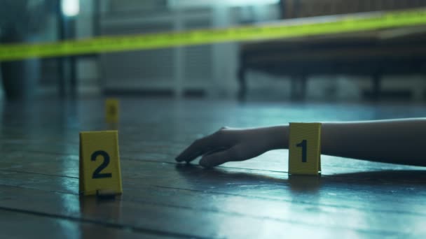 Närbild av en brottsplats på en avliden persons hem. Död man, polislinje, ledtrådar och bevis. Seriemördare och detektiv utredning koncept. — Stockvideo