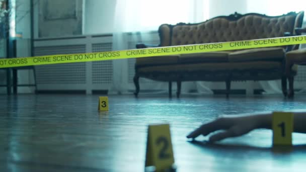 Detailní záběr na místo činu v domě zesnulých osob. Mrtvý muž, policie, stopy a důkazy. Koncept sériového vraha a detektiva při vyšetřování. — Stock video